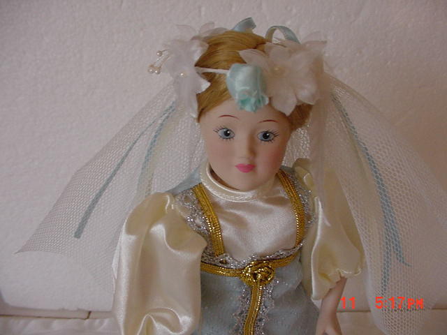 DANBURY MINT BRIDE DOLLS OF THE WORLD -  A BRIDE OF RUSSIA  WITH COA