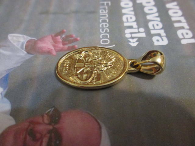 Pre-owned Rome Pope Francis With Square St. Peter's  Pendant Made Yellow Gold 18 K
