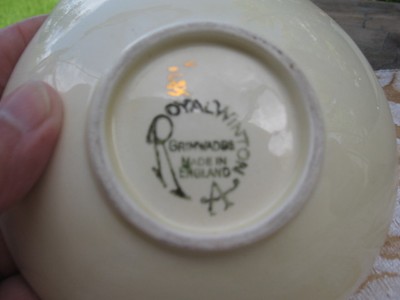 vtg cute little scone dish  w/Canada emblem Royal Winton Grimwades England