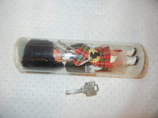 SOUVENIR SCOTTISH PIPER FIGURE ROYAL STEWART TARTAN 6.1/2