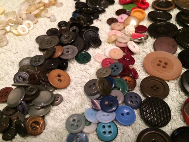 425 pcs MIXED LOT Buttons ALL TYPES & SIZES & COLORS OLD Vintage