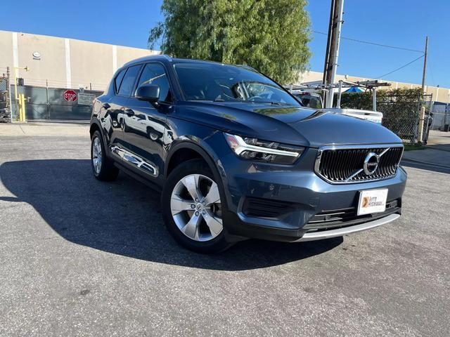 2022 Volvo XC40 T5 Momentum Sport Utility 4D