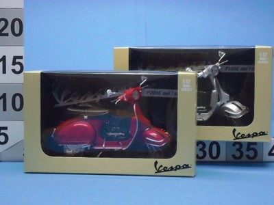 Modellino veicolo PIAGGIO VESPA P200E in scala 1:12 colori assortiti 42127