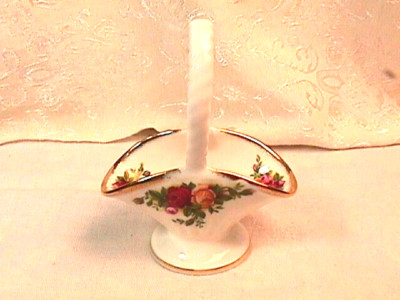 ''OLD COUNTRY ROSES'' POSEY BASKET  1 PC. NEW BY ROYAL ALBERT STORE OLD STOCK