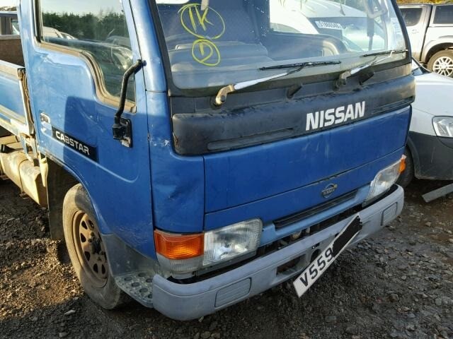 Nissan cabstar стекло
