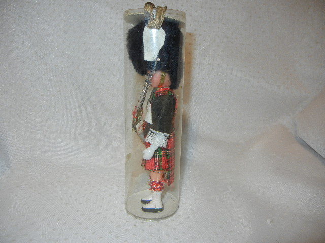 SOUVENIR SCOTTISH PIPER FIGURE ROYAL STEWART TARTAN 6.1/2