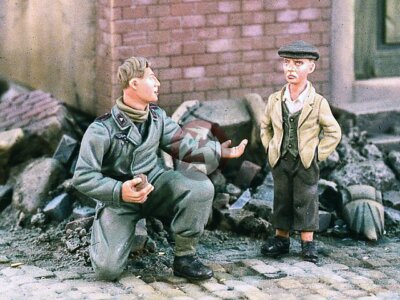 Verlinden 1/35 German Tanker talking to a Boy WWII 2 Figures [Resin] 2329