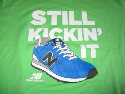 New Balance ''STILL KICKIN' IT'' (XL) T-Shirt BOSTON MARATHON