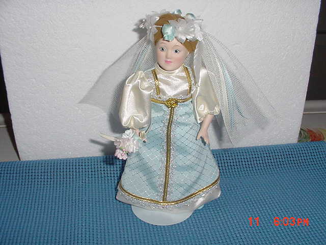 DANBURY MINT BRIDE DOLLS OF THE WORLD -  A BRIDE OF RUSSIA  WITH COA