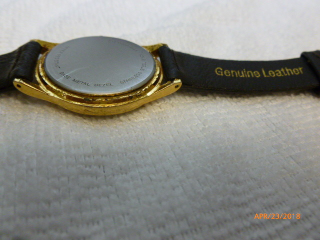 Vintage Lorus Mickey mouse Walt Disney watch v-515 6000  RARE yellow gloves.
