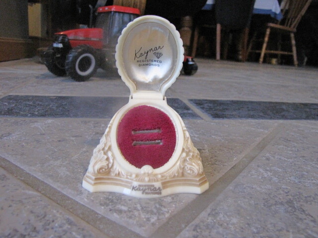 VINTAGE ART DECO CELLULOID RING BOX Kaynar Diamonds Shell shaped