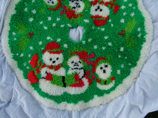 Vintage Christmas Snowman Family Tree Skirt Latch Hook