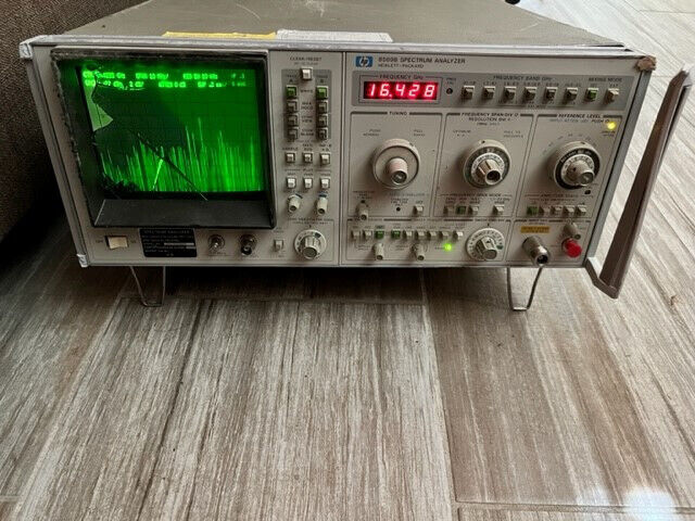 Hp 8569b Microwave Spectrum Analyzer 10mhz To 22 Ghz Rf  Option E43 Pwr On Test!