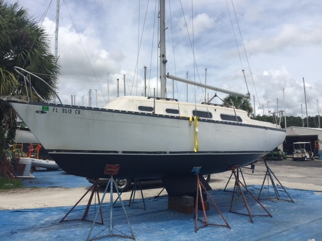 1975 Hunter 27 Shoal Draft Sloop with 9.9HP Mercury Outboard - NO RESERVE