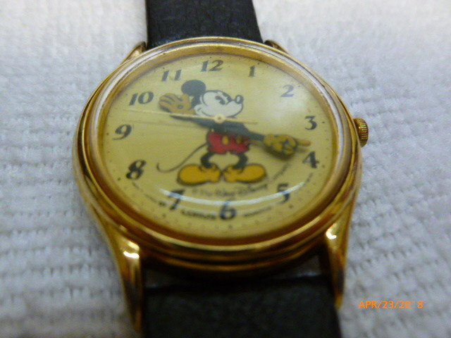 Vintage Lorus Mickey mouse Walt Disney watch v-515 6000  RARE yellow gloves.