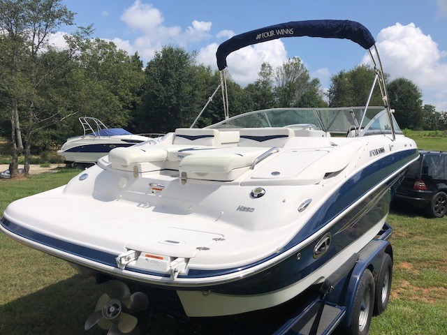 Four Winns H260 2008 on trailer