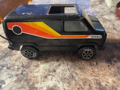 VINTAGE TONKA BLACK VAN  red/orng/ylw MADE IN THE USA Metal Tonka Corp 9 inches