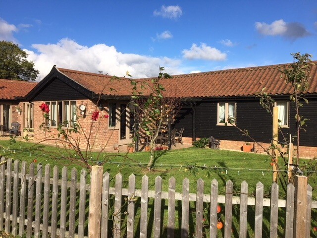 Mid Norfolk Single Storey Barn Conversion With 3 Annexes In