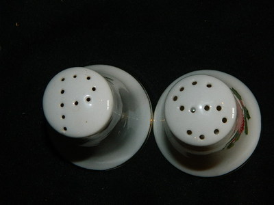 vintage Lefton Cardinal Holly Christmas Salt & Pepper shakers #1067