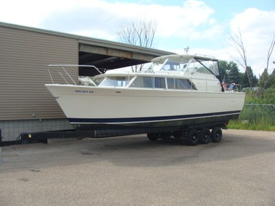 1968 Chris Craft Commander 31 ft Hard top Always in freshwater generator A/C