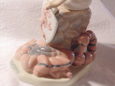 VINTAGE CASADES PORCELAIN SPAIN ESCORPION LADY FIGURINE 8.5