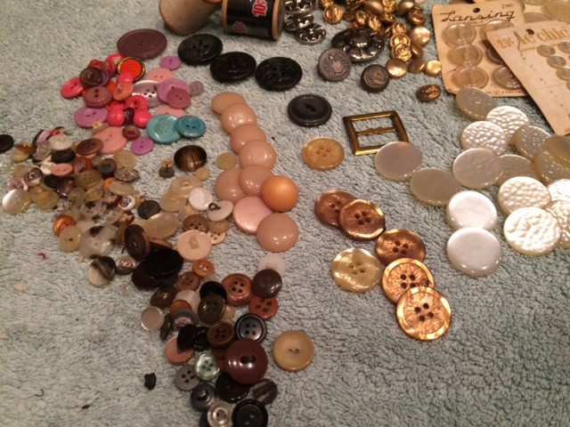 250 pcs MIXED LOT Buttons Thread Sewing ALL TYPES & SIZES & COLORS OLD Vintage