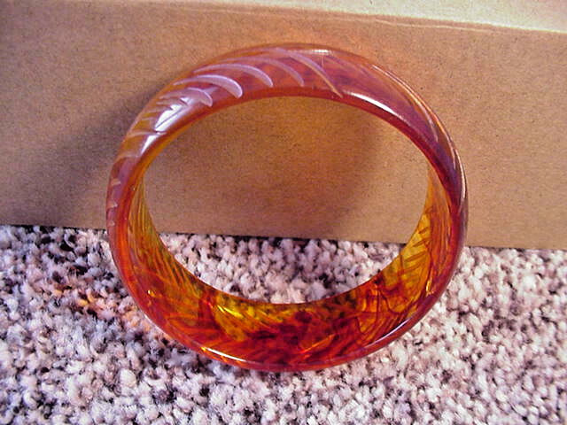 STUNNING Vintage CARVED BAKELITE BANGLE BRACELET CLEAR MARBLED APPLE JUICE