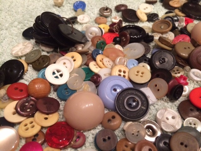 500 pcs MIXED LOT Buttons ALL TYPES & SIZES & COLORS OLD Vintage