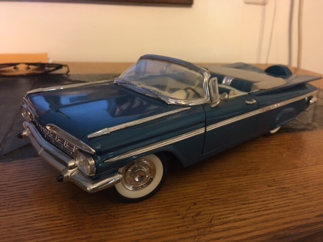 Road Tough 1:18 Scale 1959 Chevrolet Impala Convertible Blue