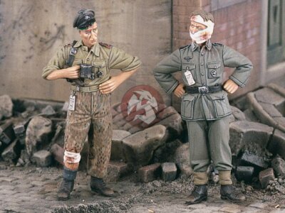 Verlinden 1/35 Wounded Waffen-SS Tanker and German Soldier WWII 2 Figures 2059