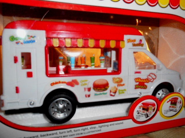 NIB WHEELS ON MEALS Remote Control Food RESTAURANT Truck W/Flashing Lights/Sound