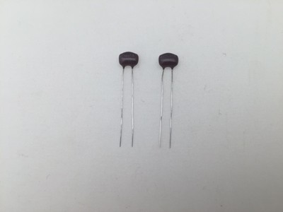 (2 pcs) CM04FA391JO3 - CDE, 390pF 100V 5%, Dipped Mica Capacitor