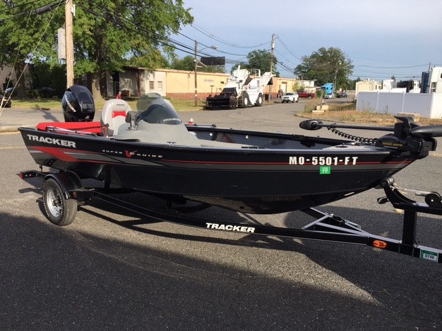 Tracker boat 2011 V-Deep 30HP Mercury and 2011 Tracker trailer new condition
