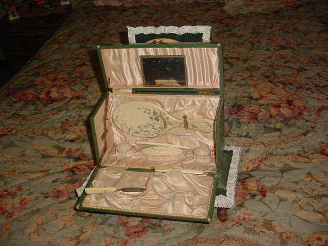 VICTORIAN LADYS 2 PIECE VANITY SET