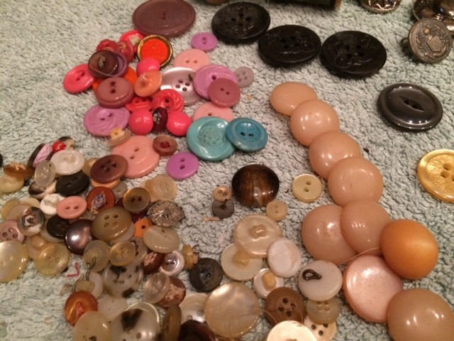 250 pcs MIXED LOT Buttons Thread Sewing ALL TYPES & SIZES & COLORS OLD Vintage