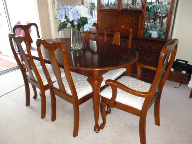Dining Room Table & 6 Chairs + Extension. Excellent Condition | in