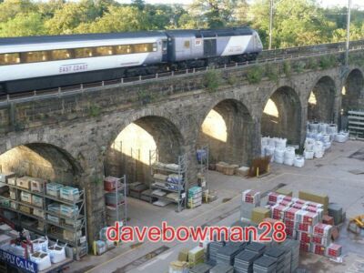 PHOTO  TRAIN ON THE SLATEFORD VIADUCT AN EAST COAST INTERCITY 225 CROSSES THE RA