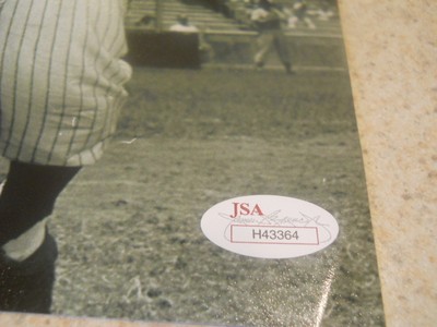 Yogi Berra HOFer deceased NY Yankees, NY Mets signed b&w 8x10 photo/JSA