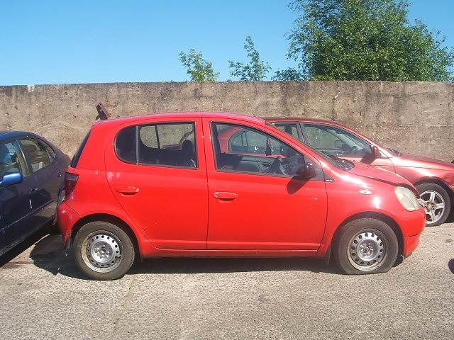 Тойота yaris 2000