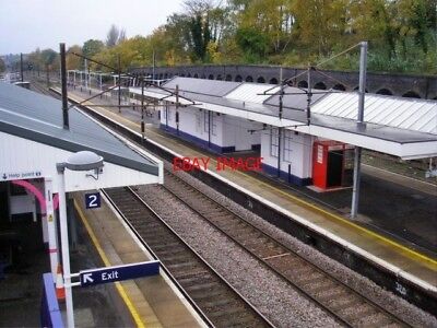 PHOTO  2008 NEW BARNET RAILWAY STATION ON THE MAIN EX-GNR LINE FROM LONDON TO TH