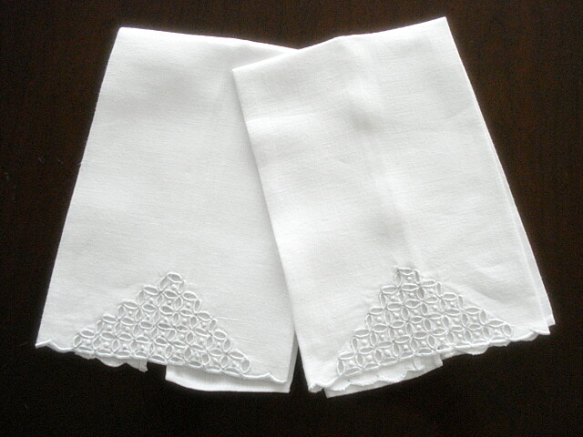 Vintage~LINEN Fingertip Guest TOWELS~Madeira Embroidered~WHITE~2@11