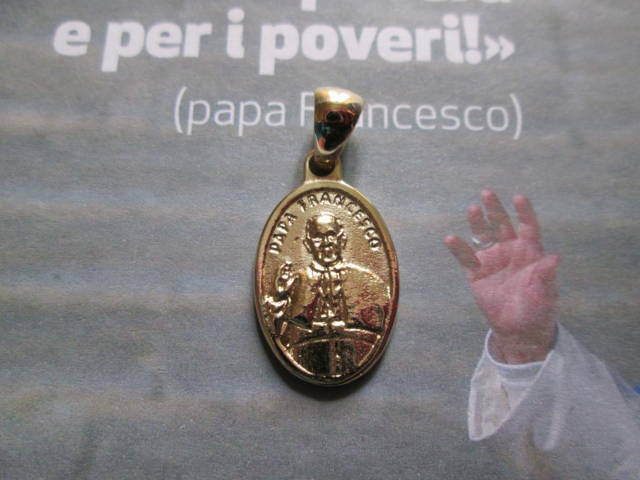 Pre-owned Rome Pope Francis With Square St. Peter's  Pendant Made Yellow Gold 18 K