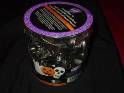 (18) Wilton HALLOWEEN Metal COOKIE CUTTERS Set - Ghost Skull Cat Witch Web Etc