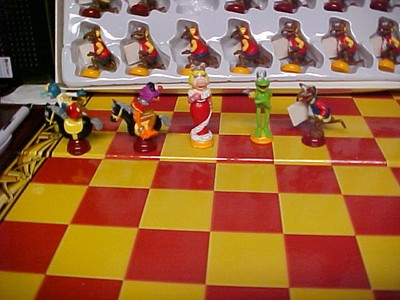 KERMIT THE FROG AND MISS PIGGY 3-D COLLECTORS CHESS SET