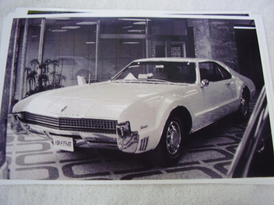 1967 OLDSMOBILE TORONADO IN SHOW ROOM IN JAPAN 11 X 17 PHOTO