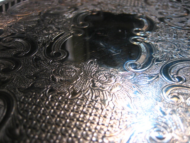 Oneida Chippendale Oval Gallery Tray (14 3/4 x 11 inches) Preowned