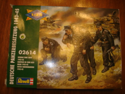 Revell 1/35 German Tank Crew 1943-45 Kit 02614 With 32 Parts