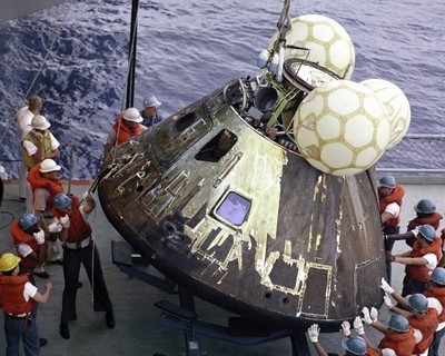 New 8x10 NASA Photo: Odyssey, Apollo 13 Command Module after Splashdown