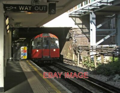 PHOTO  TUBE TRAIN APPROACHING SOUTHBOUND PLATFORM OAKWOOD STATION LONDON N14 TRA