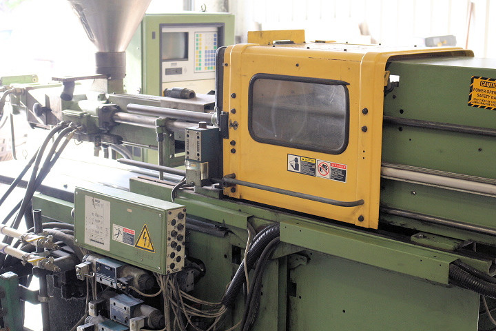 ARBURG ALLROUNDER MULTITRONICA INJECTION MOLDING MACHINE